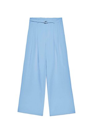 Pantalon ample taille haute bleu clair avec des plis et une ceinture assortie à boucle argentée à la taille.