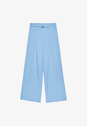 Hoch taillierte, hellblaue, weit geschnittene Hosen mit Falten und passendem Gürtel mit silberner Schnalle an der Taille.