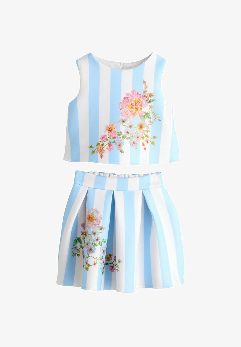 Ensemble débardeur à rayures verticales bleu et blanc et jupe plissée avec imprimés floraux roses et blancs à l'avant.