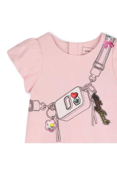 Ροζ πουκάμισο με κοντά μανίκια, με γραφικό σχέδιο μιας τσάντας με φυλαχτά, φουντίτσες και λεπτομερείς εκτυπώσεις, που αναδεικνύουν τον παιχνιδιάρικο σχεδιασμό του.