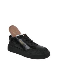 Schwarze Sneaker aus strukturiertem Leder mit Glitzerakzenten, runde Zehenform, Schnürdesign und dicke Gummisohle. Goldenes Logo an der Seite.