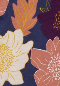 Bloemige stof met grote roze en crème bloemen op een donker marineblauwe achtergrond, met gele accenten en een zachte, textuurrijke afwerking.