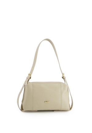 Sac à main en cuir beige avec une forme rectangulaire structurée, une bandoulière réglable et une petite plaque logo dorée sur le devant.