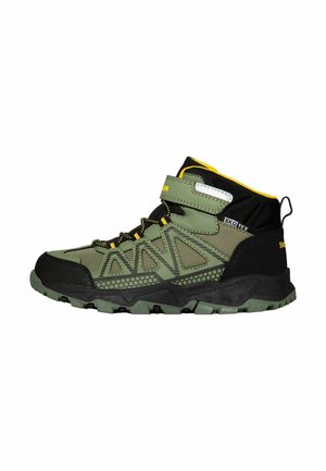 Bota de senderismo verde y negra con detalles amarillos, soporte para el tobillo, cierre de velcro y suela resistente para uso exterior.