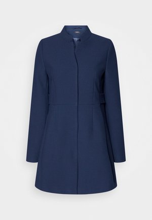 Długa damska granatowa kurtka z kołnierzem typu stojącego i ukrytymi przednimi guzikami, wyposażona w boczne paski w talii dla lepszego dopasowania.