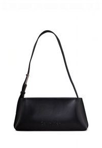 Mala de mão em couro preto com forma estruturada, design alongado, alça fina para o ombro e logótipo em relevo na parte frontal. Textura lisa, estilo minimalista.