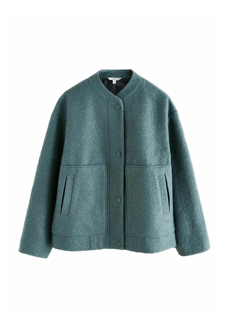 Veste texturée en laine couleur sarcelle avec boutons pression, col rond, manches longues et deux grandes poches avant.