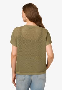 Olivově zelený krátký rukáv síťový top s kulatým výstřihem a volným střihem, s texturovaným designem a zakončením. 