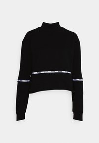 Černý crop svetr s dlouhým rukávem a vysokým krkem, na rukávech a pase s bílými horizontálními pruhy, na kterých je vytištěno logo "HUGO".