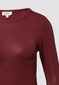 Bordeaux geribbeld lange mouw top met subtiele metallic glans en ronde halslijn, gemarkeerd s.Oliver, maat 30.