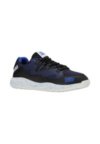 Scarpa sportiva nera e blu con tomaia in rete, accenti sintetici e suola maculata bianca. Presenta lacci robusti e marchio K-Swiss.
