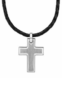 Ciondolo a croce in argento con una finitura spazzolata, sospeso su una corda di pelle nera intrecciata. Notevole per il suo semplice design geometrico.