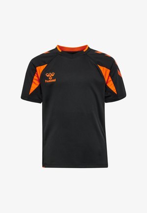 Czarny sportowy t-shirt z krótkimi rękawami, z pomarańczowymi akcentami na ramionach i bokach oraz pomarańczowym logo hummel na lewej piersi.