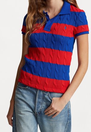 Rood en blauw gestreepte polo shirt gemaakt van een gestructureerde breisels, met een ribgebreide kraag en korte mouwen, en een klein logo op de borst.