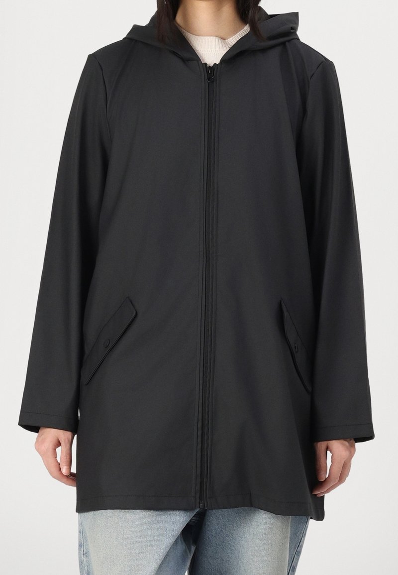 Giacca nera con cappuccio, zip frontale, maniche lunghe e due tasche laterali. Il materiale appare liscio e leggero.
