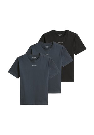 Drei Marc O'Polo T-Shirts mit kurzen Ärmeln und Rundhalsausschnitt in Schwarz und Dunkelgrau, überlappend auf weißem Hintergrund dargestellt.