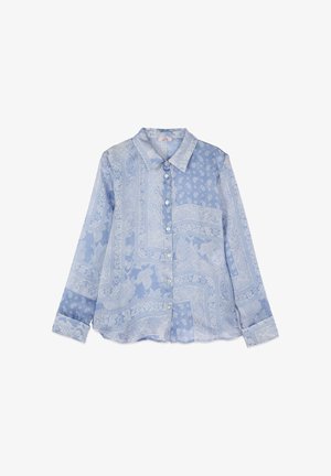 Camisa de manga larga azul claro con botones, con patrones de patchwork mixtos de flores y cachemira, y cuello puntiagudo.