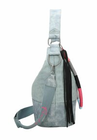 Sac hobo en simili cuir bleu clair, arborant un imprimé léopard texturé, une sangle ajustable et des accents décoratifs colorés.