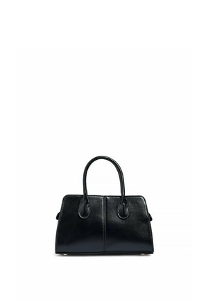 Bolso de cuero negro con dos asas redondeadas y detalles mínimos de costura, de pie sobre un fondo blanco.