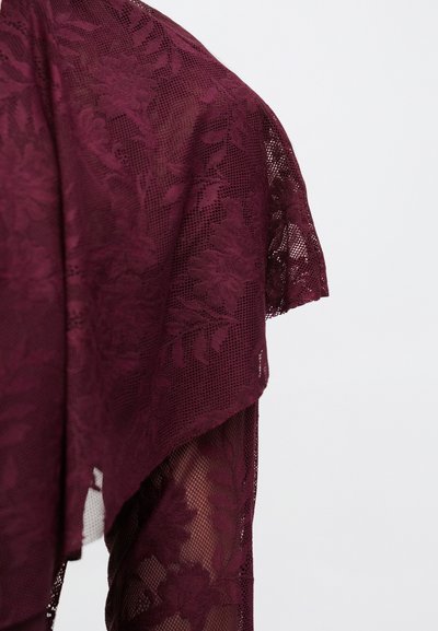 Burgundowy koronkowy szal z kwiatowymi wzorami, półprzezroczystą fakturą i miękkim układem. Posiada ząbkowane krawędzie i lekką konstrukcję.