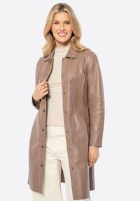 Bruine leren jas met een kraag, voorkliksluitingen en zijzakken; gladde textuur; middellange ontwerp.