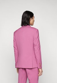 Isaac Dewhirst THE FASHION SUIT SET - Odijelo - deep rose