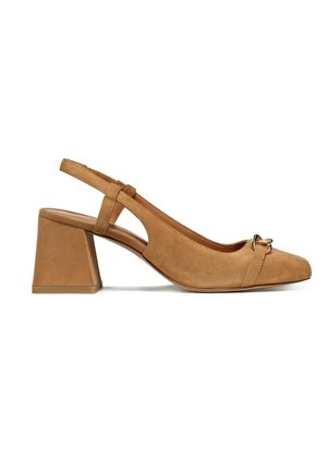 Slingback sko i tan suede med spids tå, chunky trekantet hæl og guldtonet detalje på forsiden.