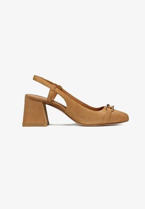 Chaussure slingback en daim tan avec un bout pointu, un talon triangulaire épais et un détail en accent doré sur le devant.