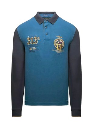 Polo shirt a maniche lunghe in blu e blu scuro, con colletto, tre bottoni e dettagli stampati che includono testo ed emblemi.