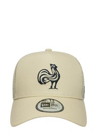 Verstellbare Kappe aus beigem Stoff mit einem navy-blauen, gestickten Hahn-Logo auf der Vorderseite und einem gebogenen Schirm. Gestickte Details an den Seiten.