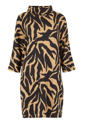 Langärmliges Kleid mit Rollkragen, aus einem weichen Stoff in Beigefarbe mit auffälligen schwarzen, abstrakten, zebraähnlichen Mustern.