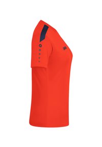 Maglietta sportiva rossa con maniche corte, dettagli blu sulle spalle e logo. Realizzata in materiale leggero e traspirante.