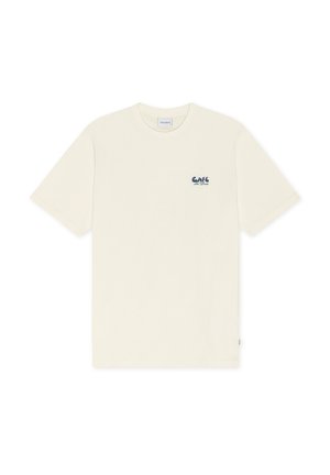 T-shirt à manches courtes couleur crème avec col rond et petit texte "CAFE" bleu marine sur le côté gauche de la poitrine.