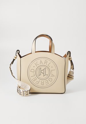 Bolso de mano de cuero beige con diseño de logo perforado, forma redondeada, dos asas cortas y correa ajustable con un patrón trenzado.