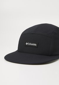 Svart Columbia caps med flat brem, laget av syntetisk materiale, med en sydd etikett foran og glatt tekstur.
