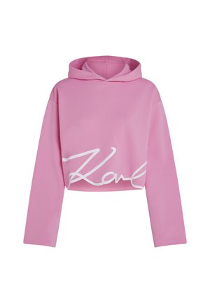 Rosa verkürzter Hoodie aus weichem Material, mit langen Ärmeln und einem weißen bedruckten Logo auf der Vorderseite.
