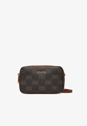 Klein rechthoekig bruin crossbodytasje met herhalend logopatroon en gouden merknaam "LIU JO" op het voorpaneel.