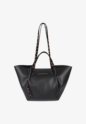 Sac fourre-tout en cuir texturé noir avec des anses en motif léopard et des accents en pompon. Comprend des côtés cintrés et un détail de logo sur le devant.