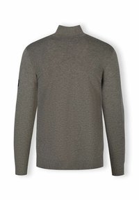 Harmaa neulepusero, jossa on korkea kaula, pitkät hihat, ribbireunukset hihoissa ja helmassa, sileä pinta sekä pieni logopatchi vasemmassa hihassa.