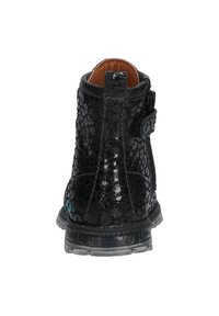 Botín negro con un patrón de serpiente texturizado, tacón redondo y una correa lateral con cierre de gancho y bucle. Suela de goma con detalles decorativos.