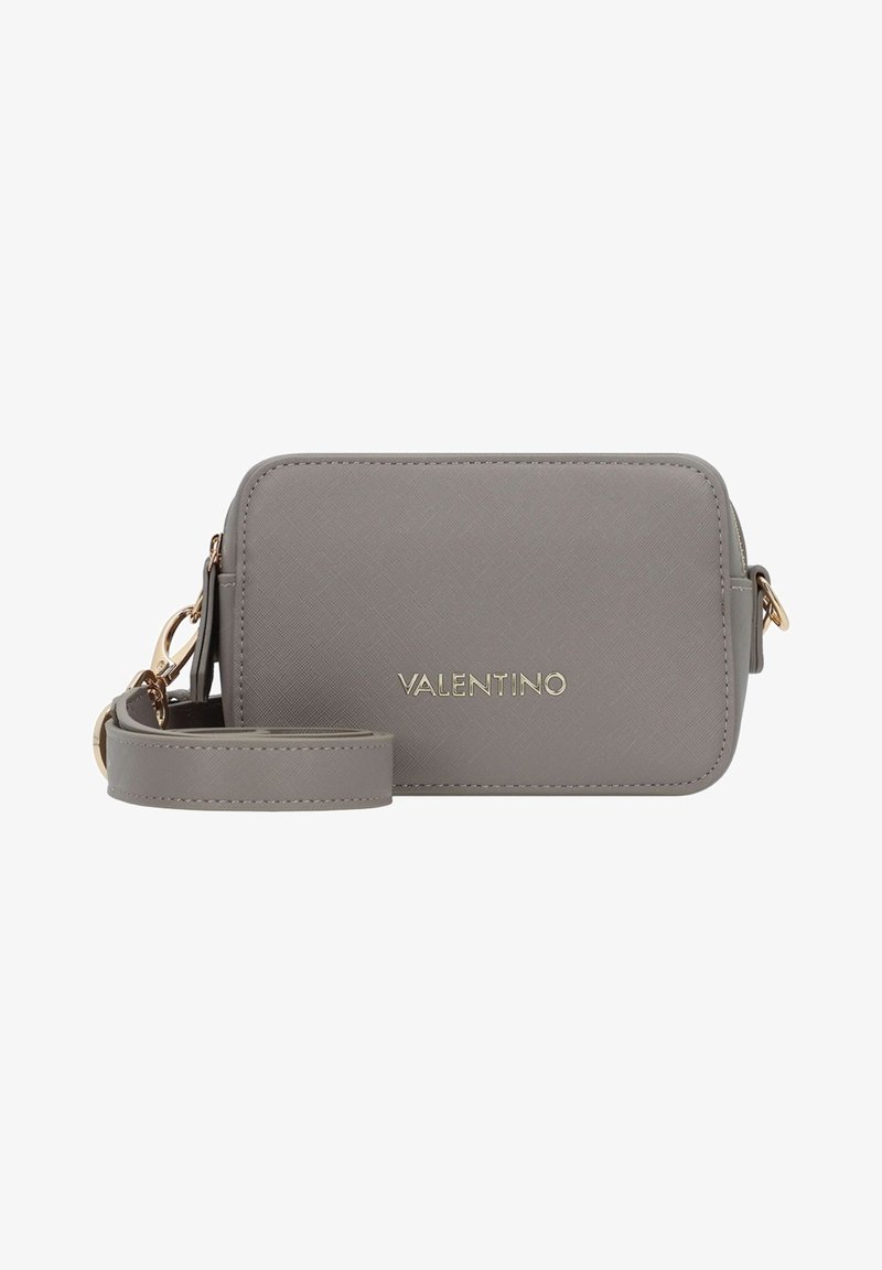 Šedá crossbody taška Valentino obdélníkového tvaru, s hladkou texturou, zlatými kovovými doplňky a nastavitelným páskem. Výrazně zobrazené logo.