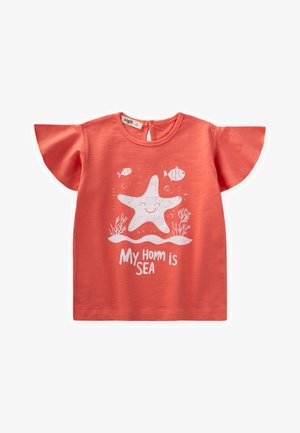 Korallfarbenes Kurzarm-T-Shirt mit ausstellenden Ärmeln, versehen mit einem weißen Seestern-Graphic und dem Text "Mein Zuhause ist das MEER" auf der Vorderseite. Aus weichem Baumwollmaterial.