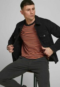 Jack & Jones PREMIUM GESTREIFTES - Camiseta estampada - mecca orange
