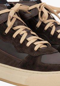 Bruine leren en suède hoge sneakers met beige veters, rubberen zool en textuurelementen. Bevat een ronde neus en gestikte details.
