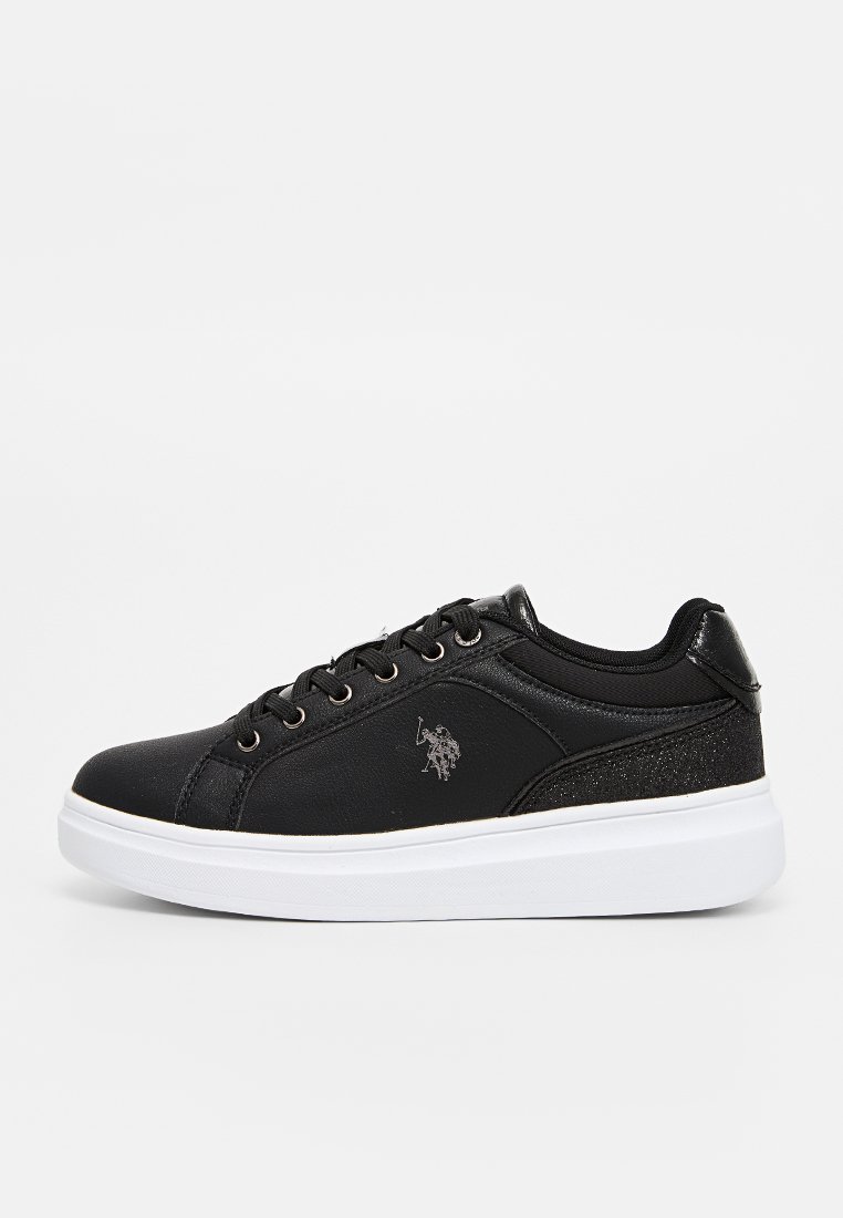 Baskets synthétiques noires avec semelles blanches, dotées d'un design à lacets, d'accents texturés et d'un logo subtil sur le côté.