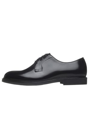 Scarpa da uomo in pelle nera con finitura liscia e lucida, punta arrotondata, design con lacci e suola bassa in gomma nera.