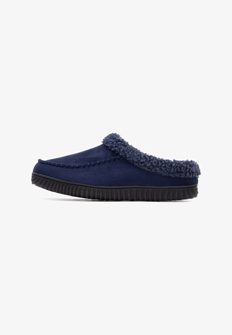 Pantufla azul marino con un forro suave y aterciopelado y suela texturizada. Presenta una puntera redondeada y detalles de costura en la parte superior.