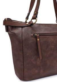 Bruine leren tote bag met een gestructureerd oppervlak, ritsvak en stevige schouderbanden met gouden hardware accenten.