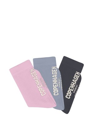 Set aus drei Crew-Socken in Pink, Grau und Dunkelgrau. Rippstrickstruktur mit "COPENHAGEN" in Weiß an der Seite jedes Sockens gedruckt.