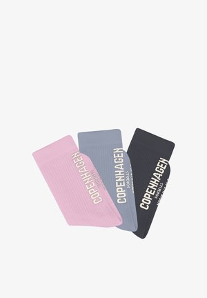 Set aus drei Crew-Socken in Pink, Grau und Dunkelgrau. Rippstrickstruktur mit "COPENHAGEN" in Weiß an der Seite jedes Sockens gedruckt.